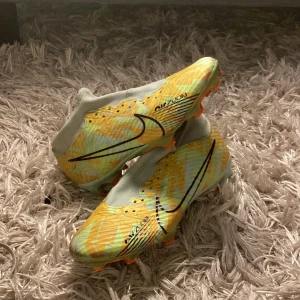 Fotbollsskor Nike Mercurial Air Zoom  - Storlek 38 och knappt använda kanske 5 gånger. Dem är i bra skick men det är några märken på dem. Fråga på i meddalanden om ni vill veta mer. Org pris 1100;-
