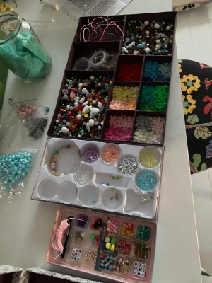 Ni får gärna bästella armband med vilka färger ni vill för bra priser  - Ni kan bara kontakta mig så får ni välja hur ni vill att armbandet eller halsbandet vad ni nu vill ha så fixar jag det för ett bra pris 15-30 kr 😻😻 hoppas ni vill köpa något av det jag säljer 😽😽skrev bara 20 där nere så om ni kontaktar mig så får ni veta 