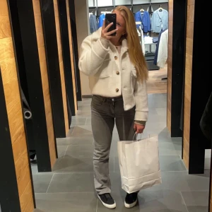 Jeans - Säljer dessa fina gråa jeans från Gina tricot då de inte kommer till användning längre. Fint skick.🩷🩷