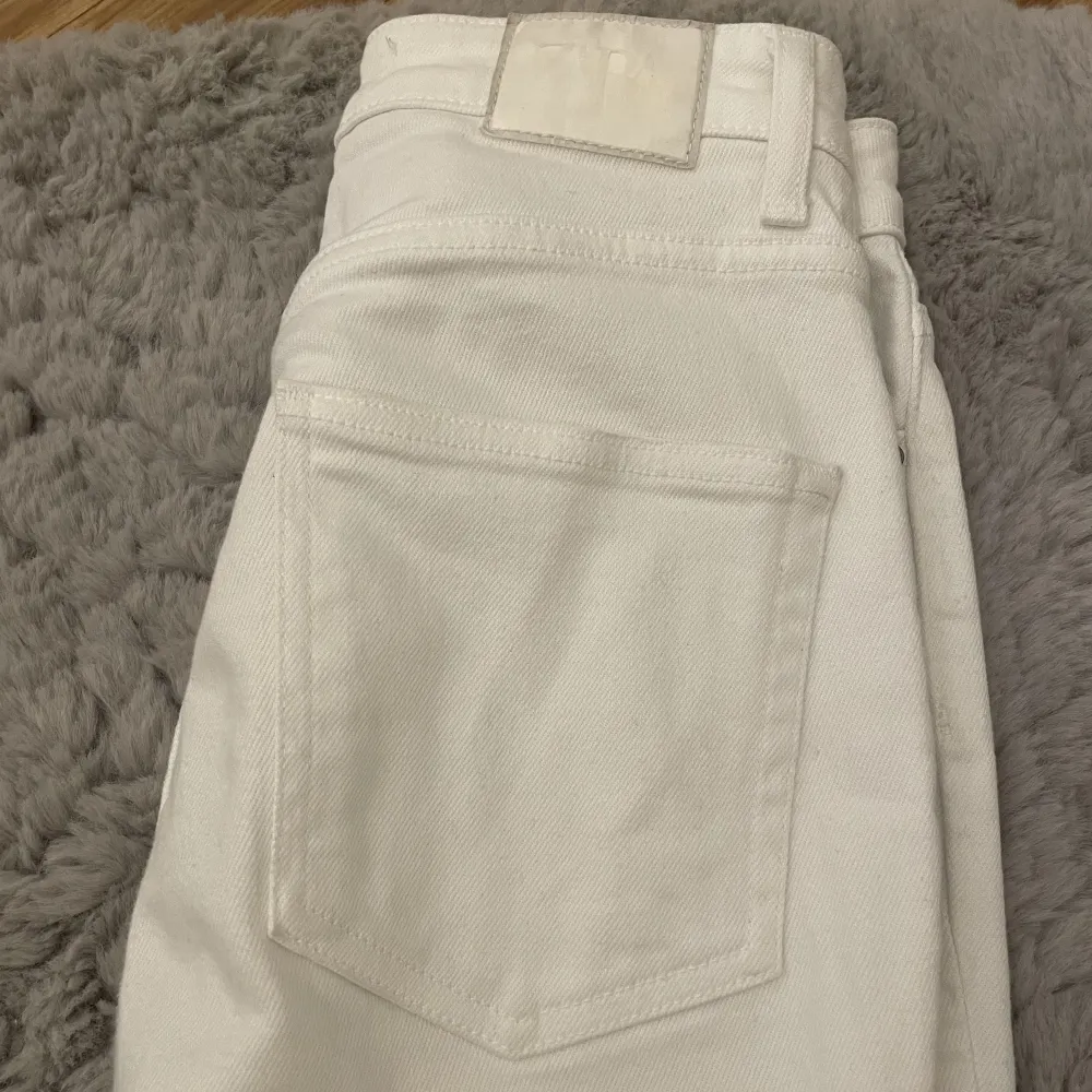 Zara jeans med slits i storlek 36 , fint skick. Nypris 399. Jeans & Byxor.