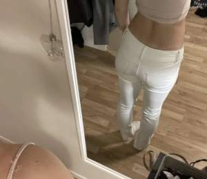 Jättesnygga lågmidjade vita jeans med slits💕passar XS/S. De är från kappahl