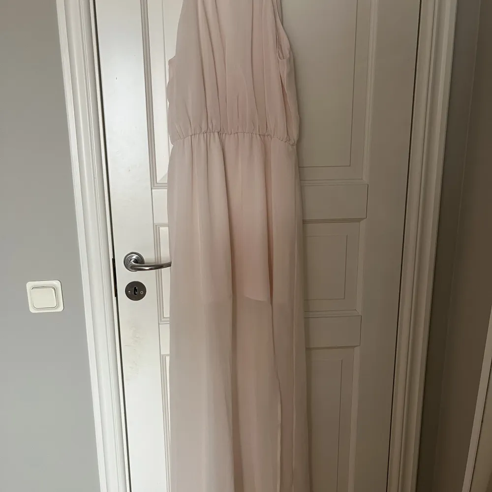 Rosa lång klänning med slits . Klänningar.