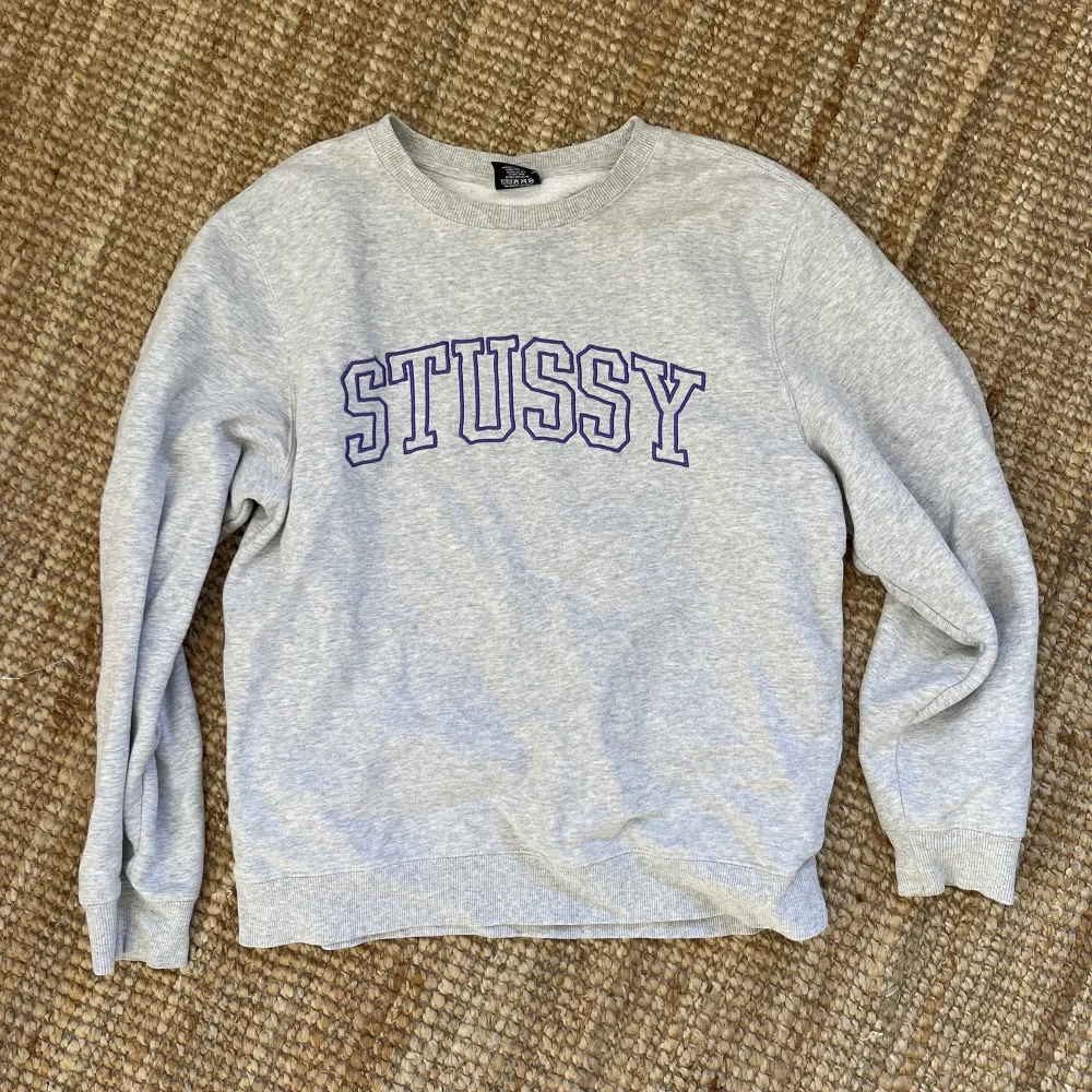 Grå sweater från Stussy i storlek S! Inköpspris 1000kr⭐️. Hoodies.