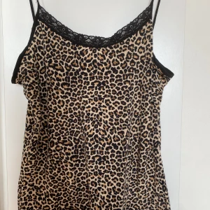 Leopard linne - Jättefint leopard linne storlek S men jag skulle säga att den är lite större