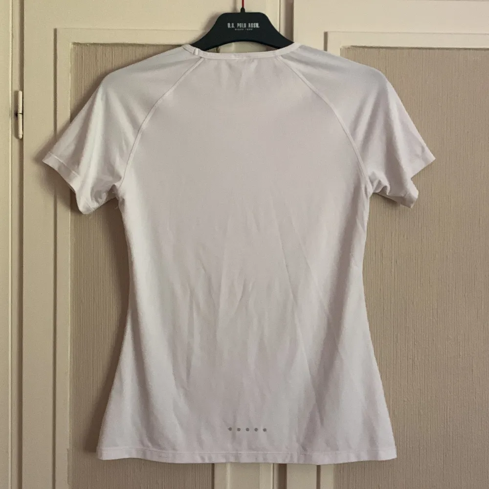 Säljer denna fina t-shirt från stronger då den är köpt i fel storlek och blev därav inte använd. Helt ny och inte använd. Nypris: 349kr (pris går alltid att diskuteras). T-shirts.