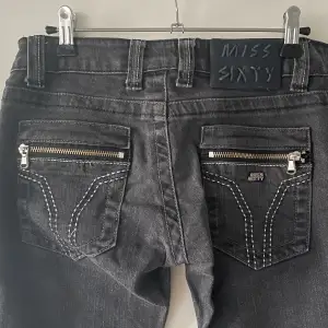 Skit snygga och coola jeans med med låg midja och unika fickor.  Skriv vid funderingar ❤️