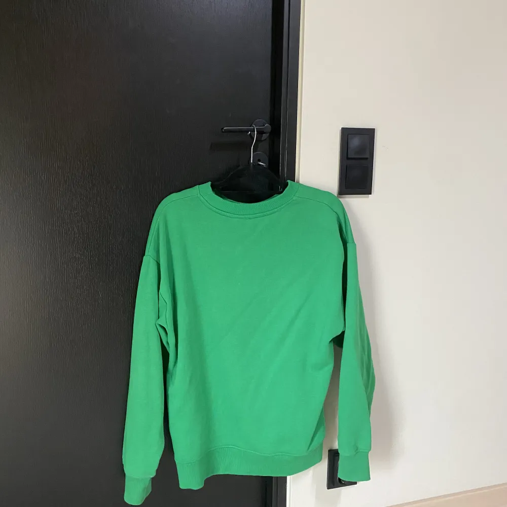 Grön sweatshirt från lindex i storlek Xs, nyskick 200kr. Hoodies.