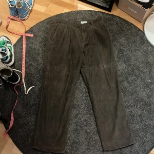 bruna manchesterbyxor - bruna / gråa baggy manchesterbyxor. sitter baggy som fan!! skriv privat för mått 