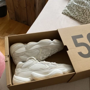 Adidas Yeezy 500 - Säljer dessa adidas yeezy 500