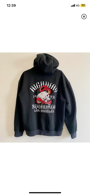 Hoodie - En jättecool tjocktröja, av tjockt och tungt material! Den är något nopprig och en liten del av det broderade trycket på baksidan har gått upp lite, men i övrigt fint skick! Jag är 170cm och den sitter ”lagom” oversize på mig. 