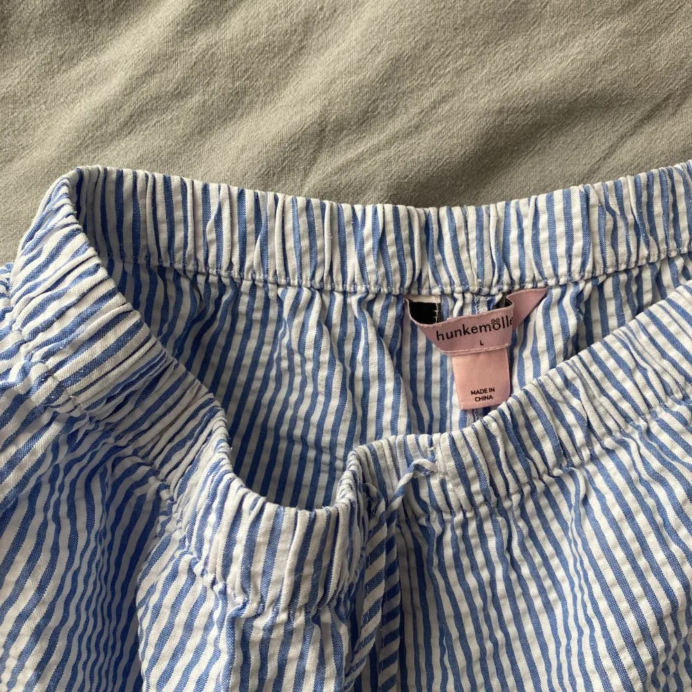 Snygga pyjamasshorts från hunkemöller☺️finns även en matchande topp till om man är intresserad! . Shorts.