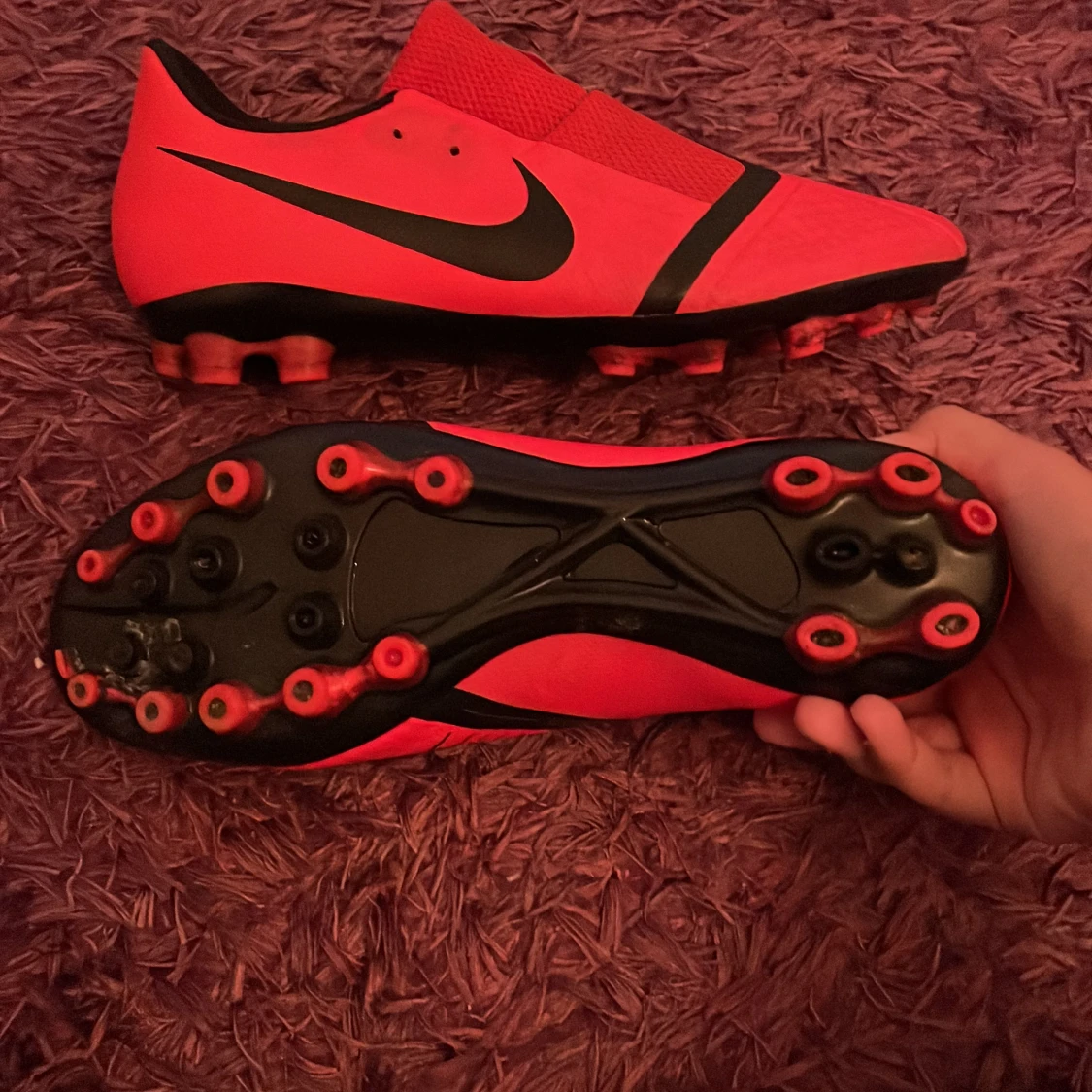 röda fotbollsskor - 90