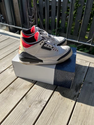 Jordan 3 ”Fire red” Special Edition - Hej! Jag säljer mina Jordan 3, storlek 46, köpta från footlocker.  De är använda men har inga skador! Originalbox följer med.  Kan fraktas och mötas upp i Uppsala 