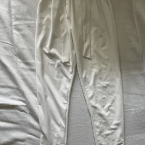 Vita kostymbyxor  - Jättesöta kostymbyxor med knyte.