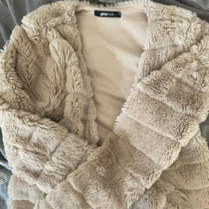 Pälsjacka från Gina Tricot  - Säljer min fina pälsjacka från Gina Tricot i strl XS som passar perfekt till våren och hösten 😊 Bilderna är lånade förutom den första 