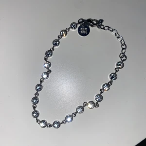 Armband  - Säljer detta fina armband från bud to rose. Den är i silver och knappt andvänd. Pris kan disskuteras💕