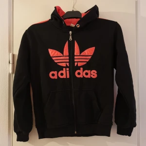 Adidas hoodie - Det står att det är storlek 170/175 men passar mig som är en S. Jättemysig och varm hoodie. Det är rosa tyg i luvan. 