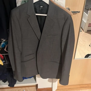Kavaj - Snygg kavaj i jätte bra skick från hm. Storlek Eu 50.
