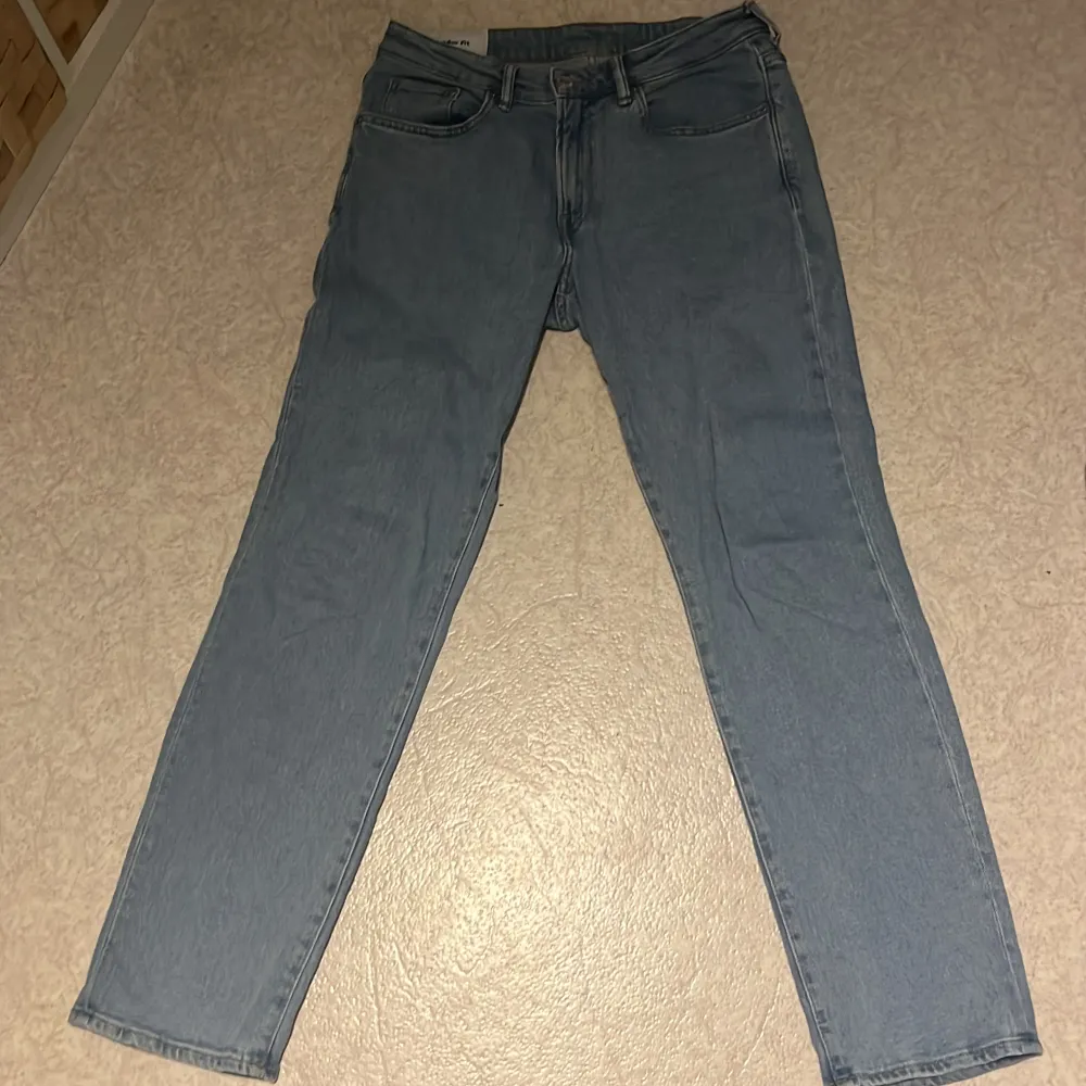 Blåa basic jeans. St 30,32 regular fit. Pris 100kr/nypris 399kr. Jeans & Byxor.