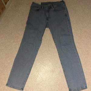 Blåa basic jeans. St 30,32 regular fit. Pris 100kr/nypris 399kr