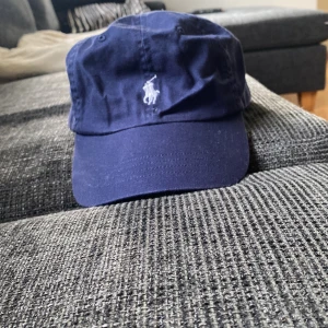 Ralph lauren keps - En helt ny Ralph lauren keps aldrig använd skick 10/10 nypris 549kr