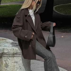 Slutsåld höstkappa Moa Mattson 🧡 - Magiskt fin slutsåld kappa från Moa Mattsons senaste kollektion för Nakd 💛💛 så fin färg! Perfekt till hösten🍂 Helt ny alla lappar kvar!   Dm vid frågor!