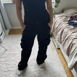 Svarta cargo byxor 💗 - Använt 1 gång 💗skriv prisförslag till mig🫶