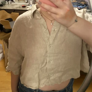 Croppad Linne skjorta från HM  - En fin croppad linne skjorta i strl s, andvänd endast två ggr så i ett väldigt bra skick. 
