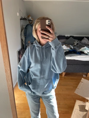 ljusblå hoodie - Ljusblå hoodie från Monki i storlek S. bra skick.