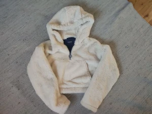 Mjuk päls tröja - Super mysig vit päls tröja från pull and bear i strl Xs. Helt ny oanvänd i bra skick.💕