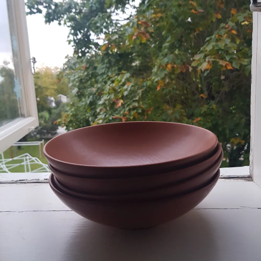 Säljer 4 stycken keramik skålar från Högansäs Keramik som sär tillverkade i Sverige. Av mig är dom aldig använda men kan finnas små spår från skedar i botten och lite på sidorna av varje skål 💗💗 Jätte fina och behändiga i en fin nyans av brun,röd färg.. Övrigt.