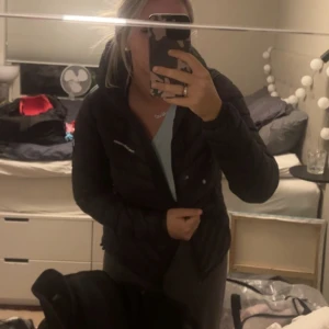 Peak Performance jacka  - Svart peakjacka i storlek S, en tynnre modell. Perfekt höstjacka🍁 Har två små hål i fram men är såpass små så det läcker inget dun.  Nypris: 2599kr, säljer för 850kr, billigare vid snabb affär.  Har även en i storlek M som är hel, säljer för 1200kr🥰 