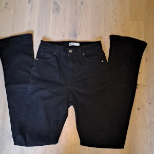 High waist Gina tricot byxor - Det här är några Gina tricot byxor som tyvär inte används längre d ska nu säljas till nån som antagligen använder dem mer än va jag gjorde. Dem är knapt använda och dem passar jätte fint på. De är högMidjade.