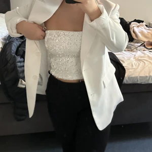 Glittrig topp - Vit glittrig topp med massa paljetter från gina🪩 köpt i somras, använd en gång. Nyskick🤍🪩🩶