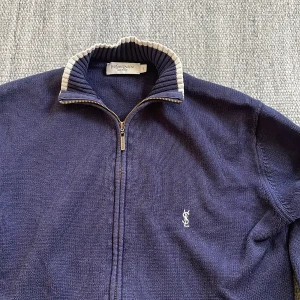 Ysl knitwear zip  - Sjukt fet ysl knitwear zip i bra skick, snyggt Fade på tyget lite urtvättad som gör materialet lite hårdare och lite strävt men har samma look! Modell är 186