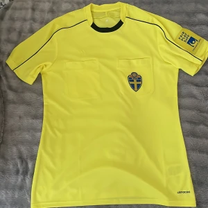 Domare tröja adidas - Hej, Säljer en helt ny och oanvänd adidas domartröja. Köpt på Intersport för ett antal år sedan. Denna modell säljs inte med och är bland de mest sällsynta domartröjorna.  -möts upp -köparen står för frakt