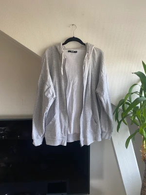 Zip-up hoodie - Väldigt oversized zip-up Hoodie från Bikbok. Nyckick.