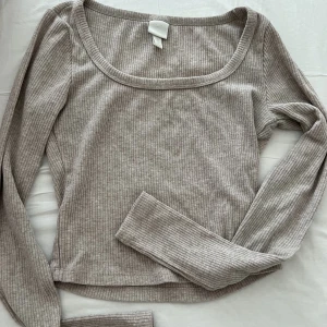 Tröja  - En fin tröja köpt ifrån h&m. Färgen passar till allt och är perfekt till hösten. Dock är den lite ljusare i verkligheten!  Storlek S den sitter tight men även lite stretchig. 