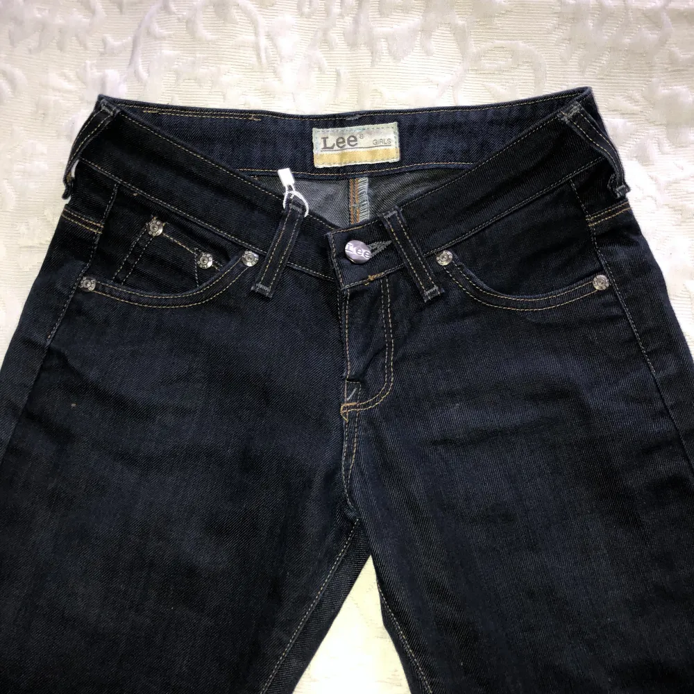 Ett par jätte fina Lee jeans i super fint skick. Aldrig använda förutom en gång där jag provade de! Säljer pga för små! 🤍 storlek 140, pris går att diskuteras!🤍. Jeans & Byxor.