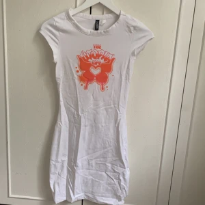 Klänning - Vit klänning som är jättefin säljer för att jag inte använt den 