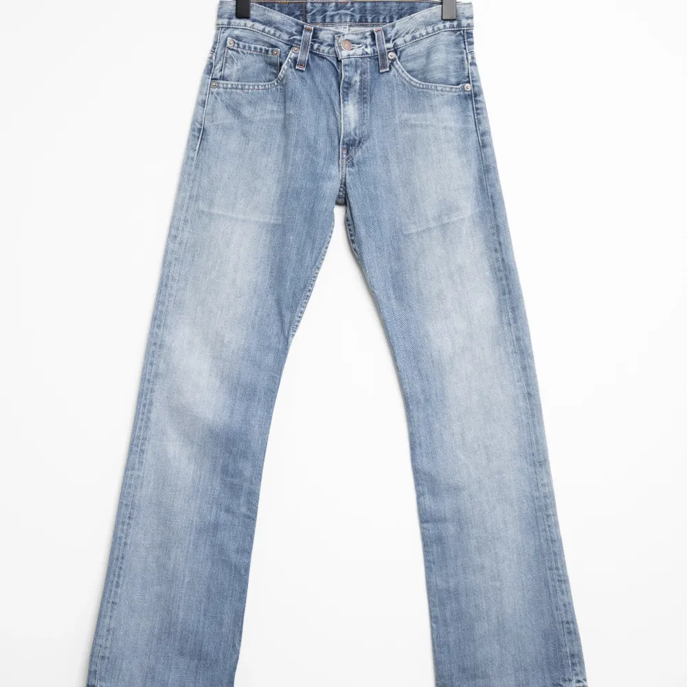 Levis jeans. Lågmidjade. As snygga!! Köp gärna dirket om du är intresserad . Jeans & Byxor.