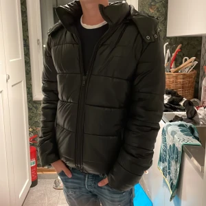 Vinterjacka - Tjenare! As fet vinterjacka i ett glansigt material, Bland den snyggaste jackan som du kan ha i vinter, herrjacka men funkar även på tjejer. Skick: 9/10 (Priset är ej hugget i sten)