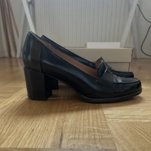 Skinnskor Clarks - Mycket snygga klackskor från Clarks i modellen Tarah Grace. Inköpta för 1500 kr. Skinn. Klackhöjd 6 cm.