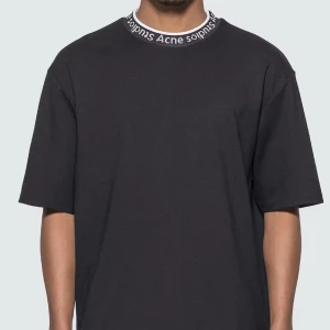 Acne t-shirt - Inga defekter. Storlek m. Nypris ca 1600kr. 