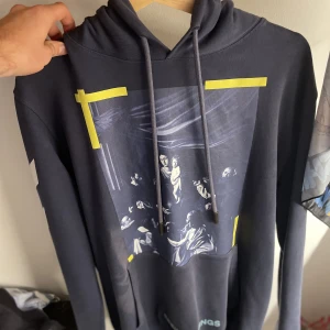off white hoodie - as fett verk av Abloh himself rip legenden, klassisk Carravagio på bröstet som får dig att se ut som ett mästerverk lite solblekt åt vänster brevid fickan, kompenserar me dunder pris
