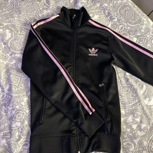 adidas  - Säljer min svarta adidas sip tröja med rosa detaljer då jag knappt användningt den🩷