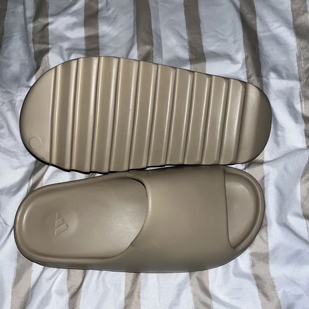 Yeezy slides Adidas Storlek 44, använd ett par gånger. Bra skick och inga skador.  Kvitto finns! . Skor.