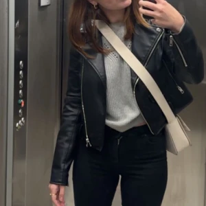 Skinnjacka zara - Storlek 34 passar xs-s, Kan gå ner i pris vid snabb affär, skriv till mig för fler bilder  