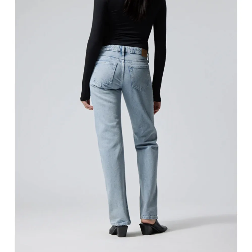 Säljer mina Arrow low straight jeans weekday i färgen ”Summer blue”, storlek 25/30💓Pris kan diskuteras . Jeans & Byxor.