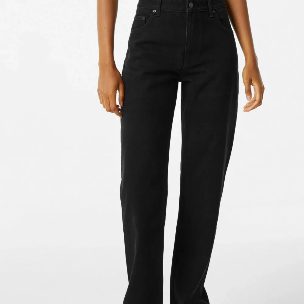 Svarta jeans från Bershka i Straight modell i strl 40. De har blivit mer urtvättade så de skiftar i svart/mörkgrå. Jeans & Byxor.